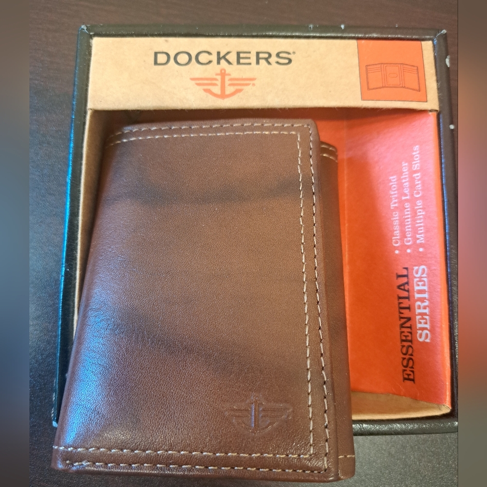 Dockers Brown Classic Trifold, Genuine Leather, Wallet Multiple Card Slots.